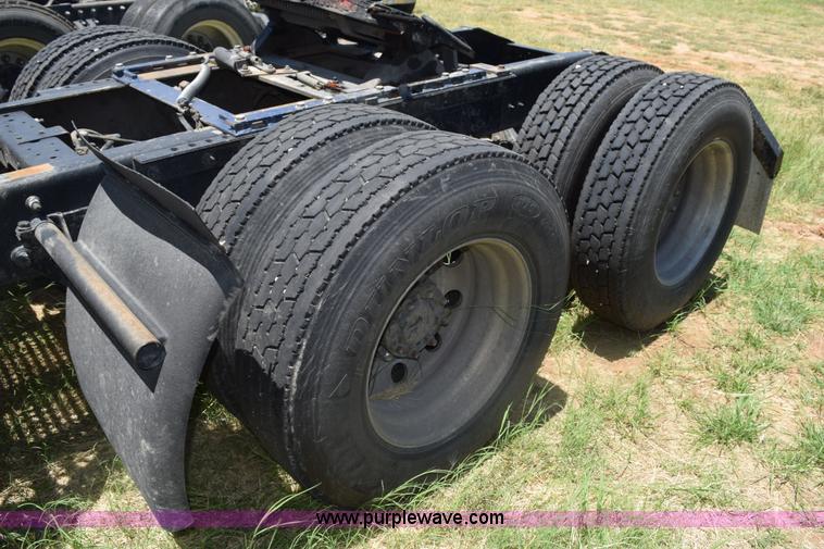 image for item K6135 2006 International 9400i semi truck