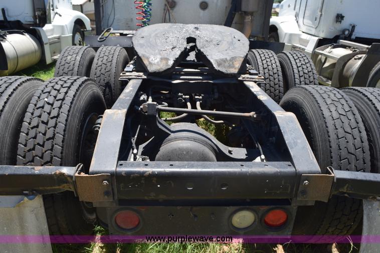 image for item K6135 2006 International 9400i semi truck