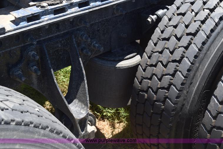 image for item K6135 2006 International 9400i semi truck