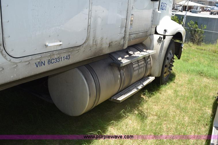 image for item K6135 2006 International 9400i semi truck