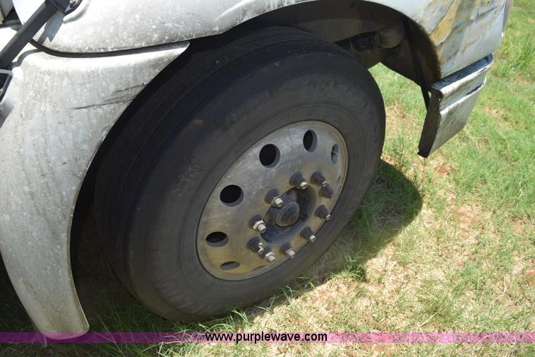 image for item K6135 2006 International 9400i semi truck