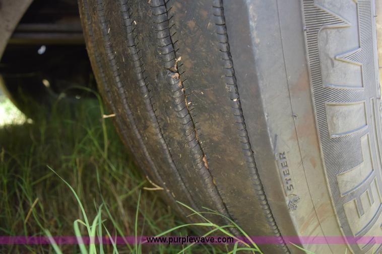 image for item K6135 2006 International 9400i semi truck