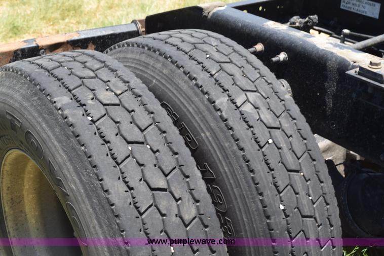 image for item K6135 2006 International 9400i semi truck