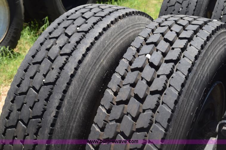 image for item K6135 2006 International 9400i semi truck