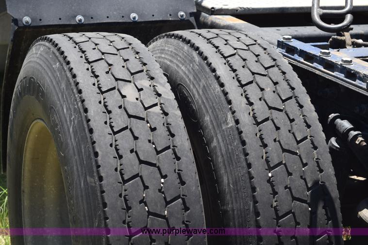 image for item K6135 2006 International 9400i semi truck