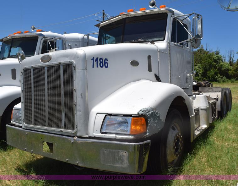 image for item K6136 2000 Peterbilt 377 semi truck