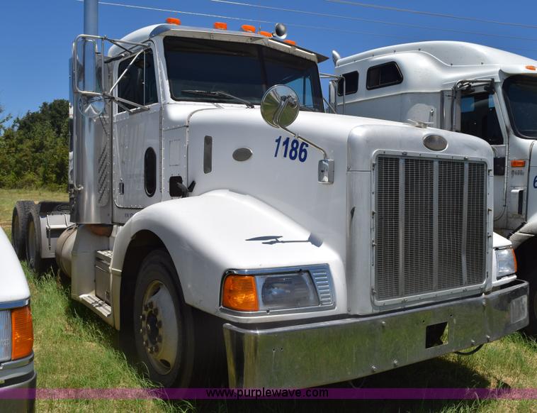 image for item K6136 2000 Peterbilt 377 semi truck