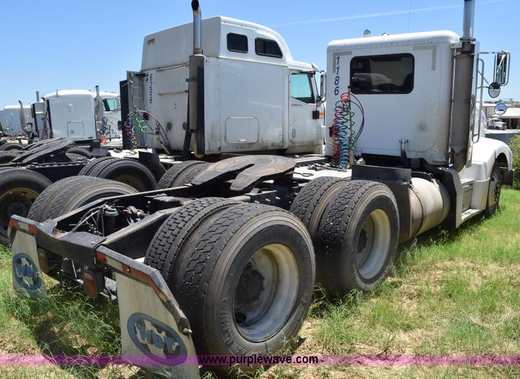 image for item K6136 2000 Peterbilt 377 semi truck