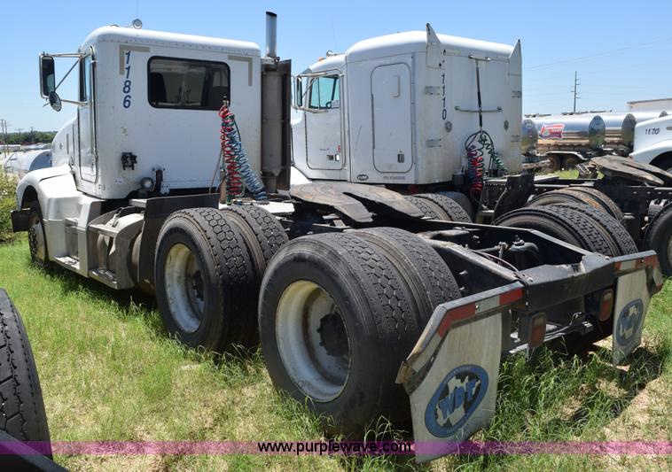 image for item K6136 2000 Peterbilt 377 semi truck