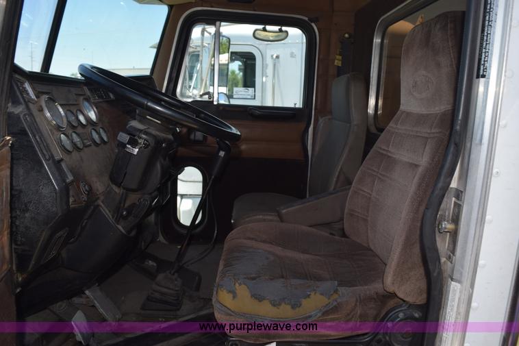 image for item K6136 2000 Peterbilt 377 semi truck