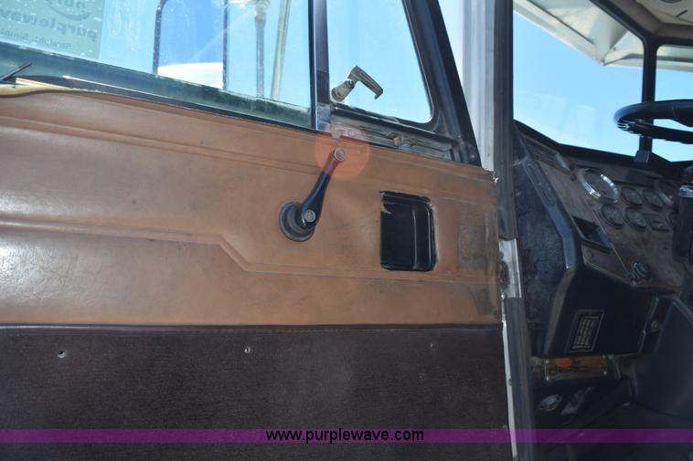 image for item K6136 2000 Peterbilt 377 semi truck