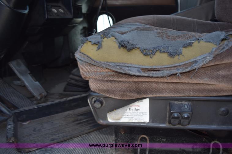 image for item K6136 2000 Peterbilt 377 semi truck