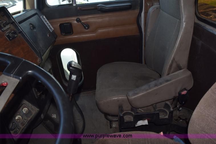 image for item K6136 2000 Peterbilt 377 semi truck