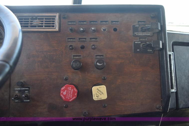 image for item K6136 2000 Peterbilt 377 semi truck