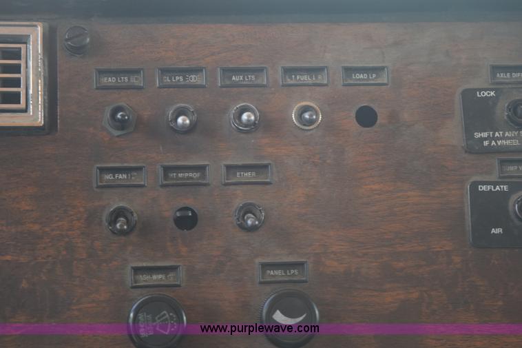 image for item K6136 2000 Peterbilt 377 semi truck