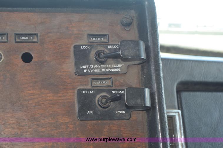 image for item K6136 2000 Peterbilt 377 semi truck