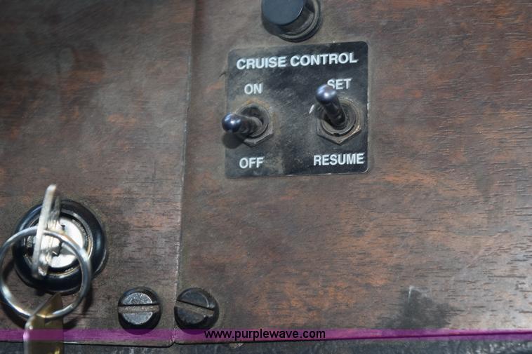 image for item K6136 2000 Peterbilt 377 semi truck