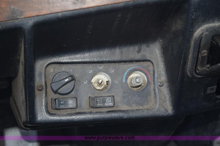 image for item K6136 2000 Peterbilt 377 semi truck