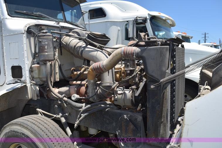 image for item K6136 2000 Peterbilt 377 semi truck