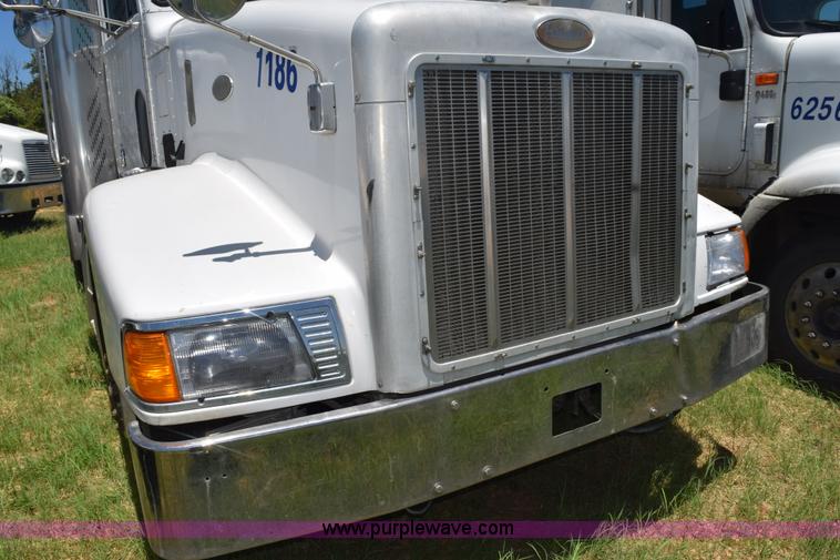 image for item K6136 2000 Peterbilt 377 semi truck