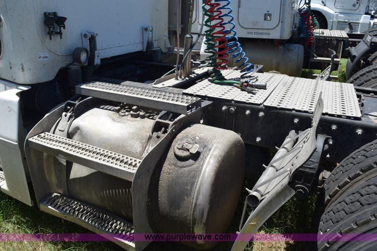 image for item K6136 2000 Peterbilt 377 semi truck