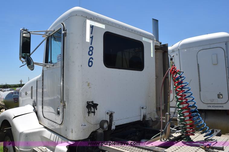 image for item K6136 2000 Peterbilt 377 semi truck