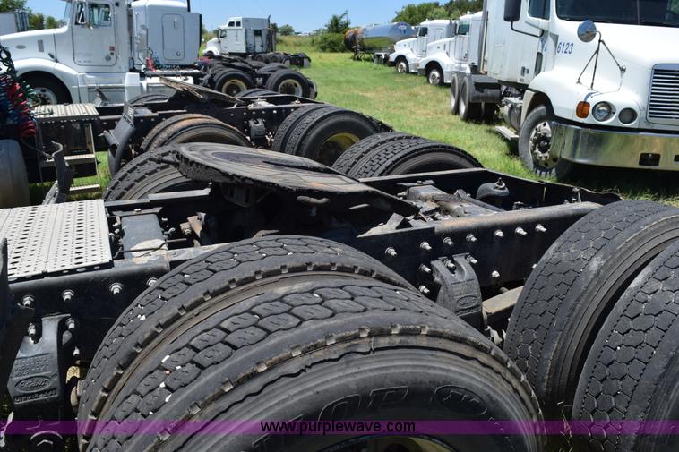 image for item K6136 2000 Peterbilt 377 semi truck