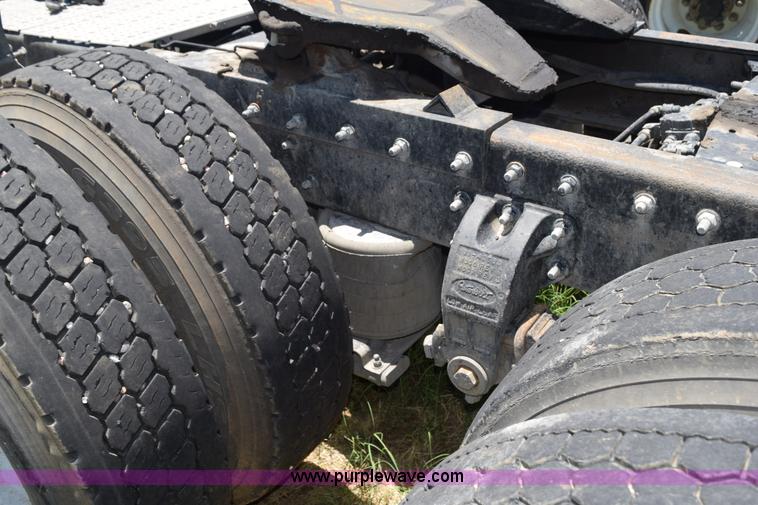 image for item K6136 2000 Peterbilt 377 semi truck