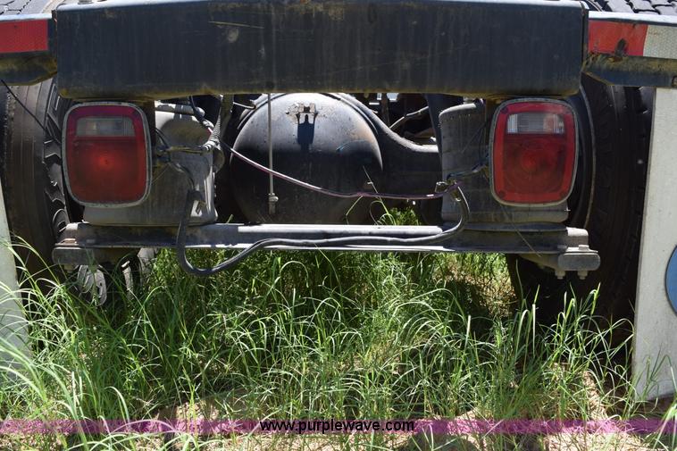 image for item K6136 2000 Peterbilt 377 semi truck