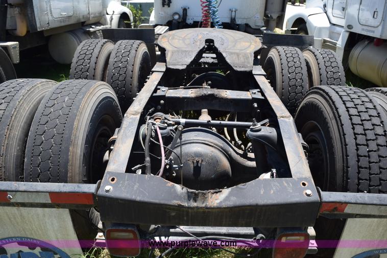 image for item K6136 2000 Peterbilt 377 semi truck