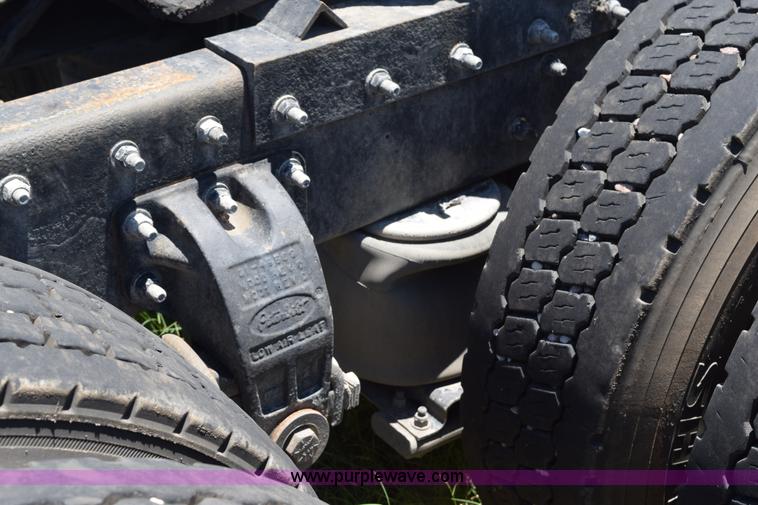 image for item K6136 2000 Peterbilt 377 semi truck