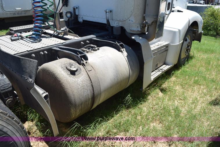 image for item K6136 2000 Peterbilt 377 semi truck