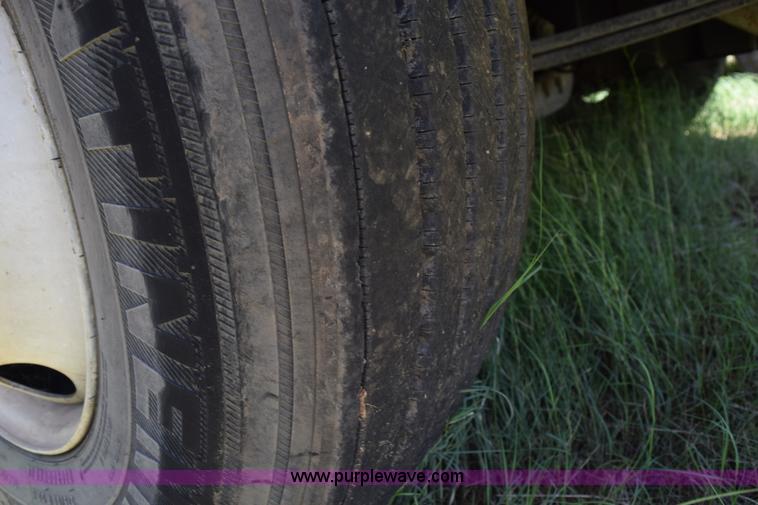 image for item K6136 2000 Peterbilt 377 semi truck