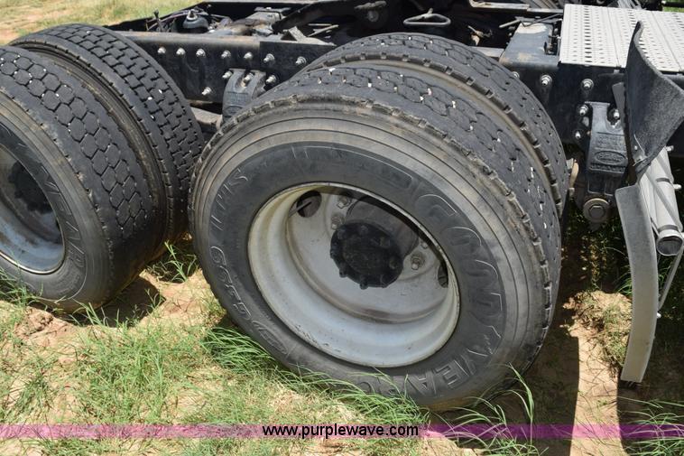 image for item K6136 2000 Peterbilt 377 semi truck