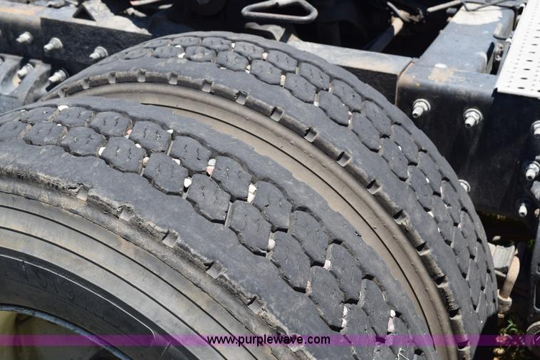 image for item K6136 2000 Peterbilt 377 semi truck