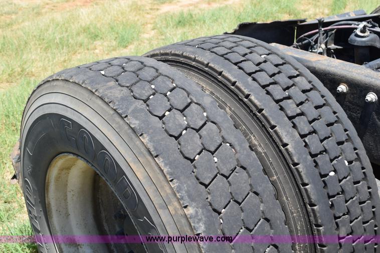 image for item K6136 2000 Peterbilt 377 semi truck