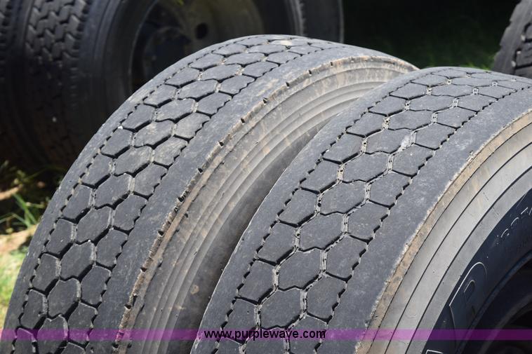 image for item K6136 2000 Peterbilt 377 semi truck