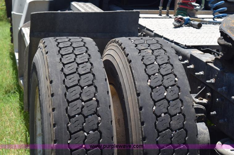 image for item K6136 2000 Peterbilt 377 semi truck