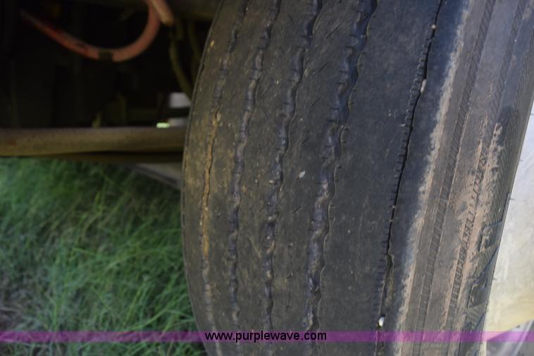 image for item K6136 2000 Peterbilt 377 semi truck