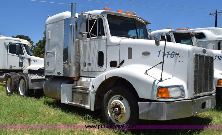 image for item K6137 1999 Peterbilt 377 semi truck