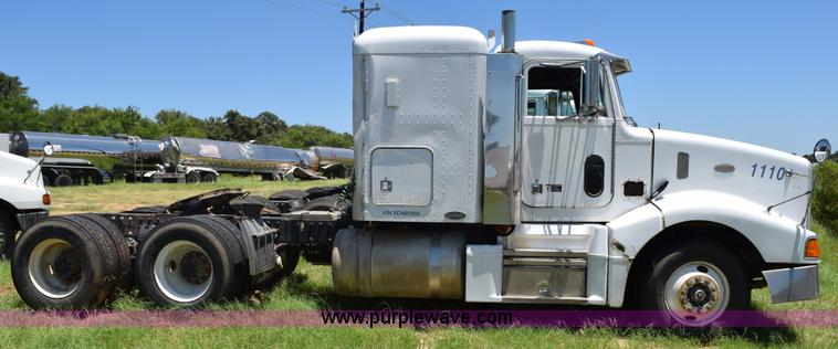 image for item K6137 1999 Peterbilt 377 semi truck
