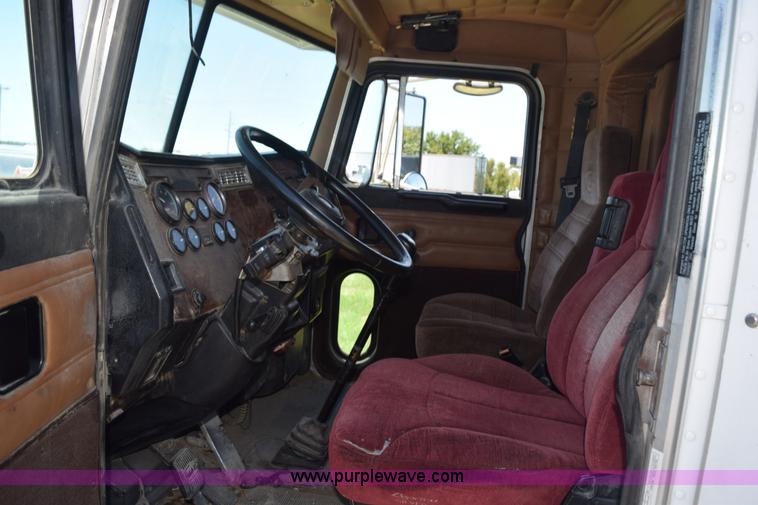image for item K6137 1999 Peterbilt 377 semi truck