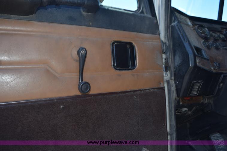 image for item K6137 1999 Peterbilt 377 semi truck