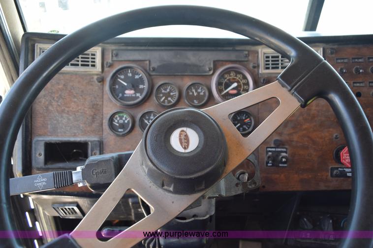 image for item K6137 1999 Peterbilt 377 semi truck