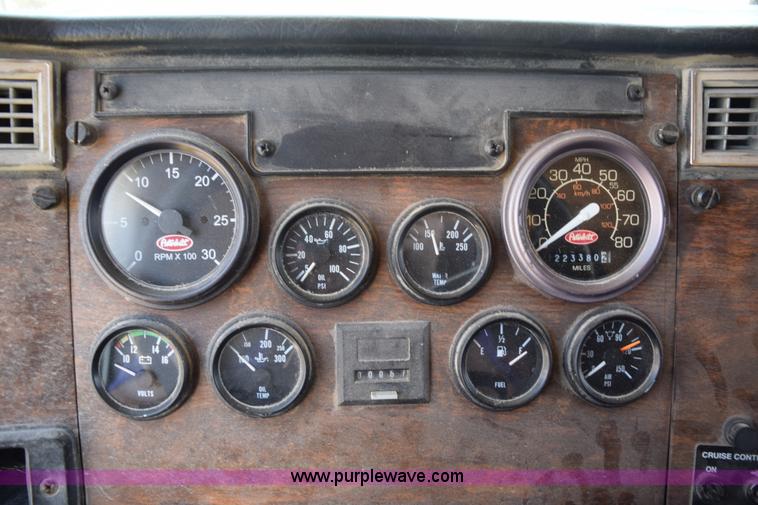 image for item K6137 1999 Peterbilt 377 semi truck