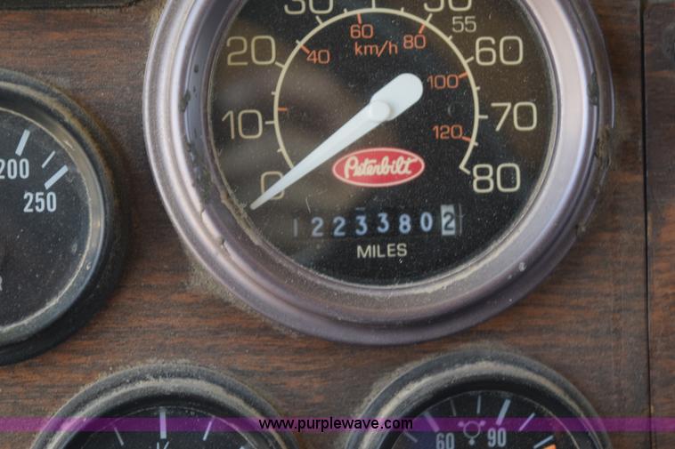 image for item K6137 1999 Peterbilt 377 semi truck