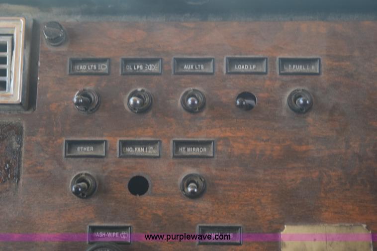 image for item K6137 1999 Peterbilt 377 semi truck