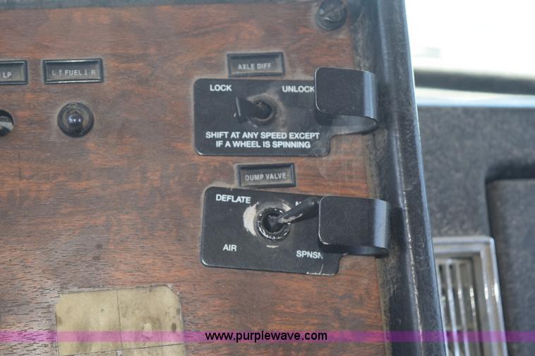 image for item K6137 1999 Peterbilt 377 semi truck