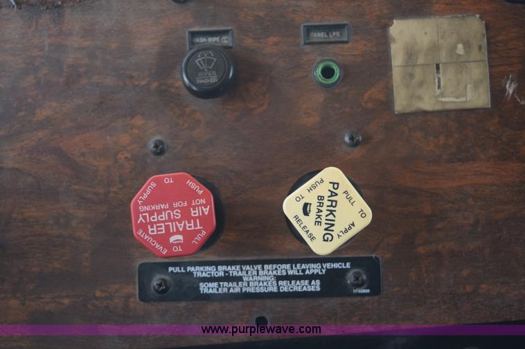 image for item K6137 1999 Peterbilt 377 semi truck