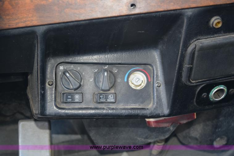 image for item K6137 1999 Peterbilt 377 semi truck